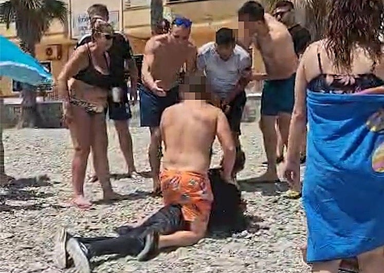 El vídeo de los bañistas de Granada que retienen a los inmgrantes desembarcados
