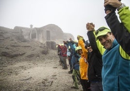 Abrazo reivindicativo del refugio Elorrieta, en septiembre de 2015.