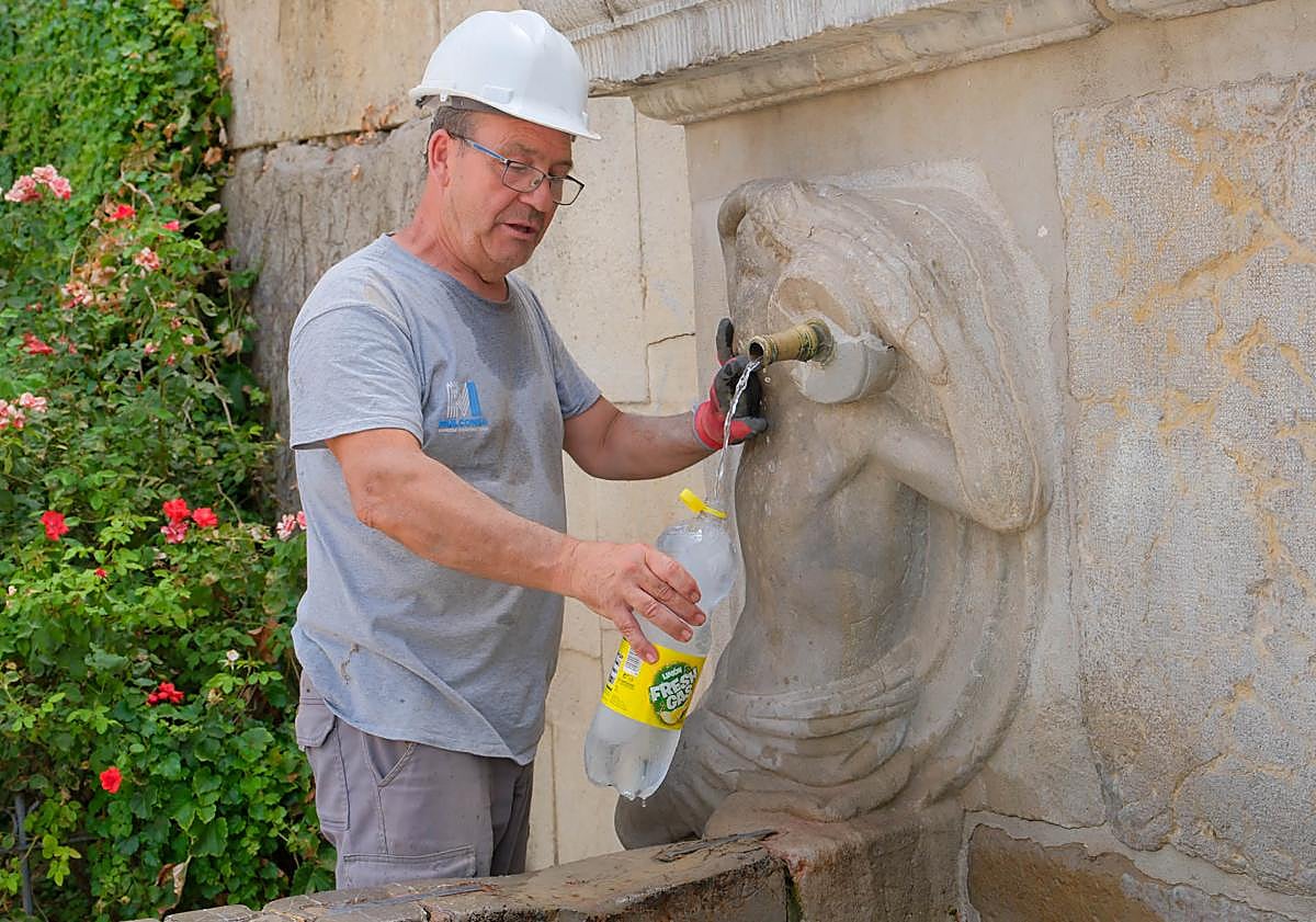 Imagen principal - Miguel, con la botella congelada; Razia y Mohammad, con su ventilador; y Francisca, con Fray Leopoldo. 