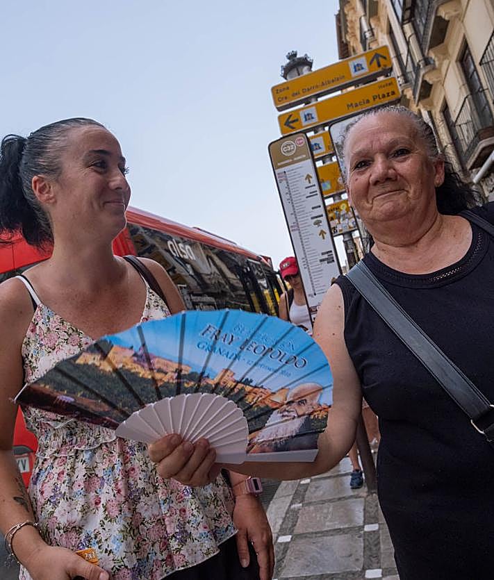 Imagen secundaria 2 - Miguel, con la botella congelada; Razia y Mohammad, con su ventilador; y Francisca, con Fray Leopoldo. 