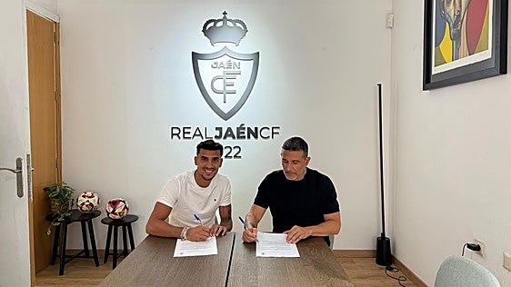 Álex Pavón y Manuel Chumilla firmando el contrato.