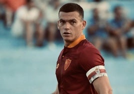 El delantero minero Jack Harper con la nueva camiseta aurirroja.