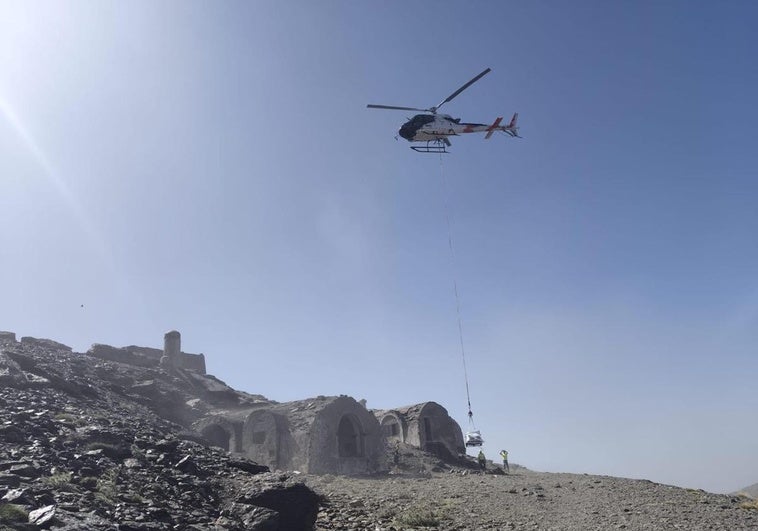 Los materiales de obra vuelan para recuperar el refugio Elorrieta de Sierra Nevada, a 3.187 metros