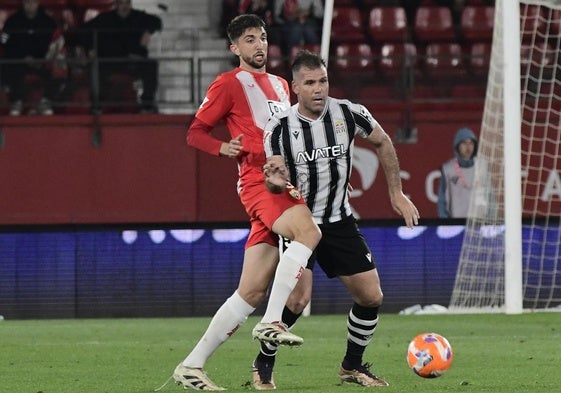 Édgar jugando contra el Cartagena