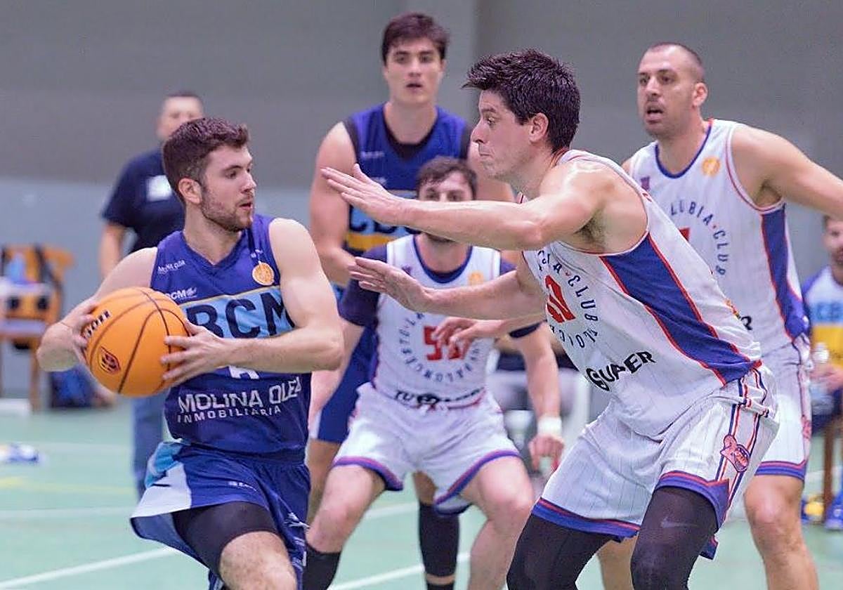 Jugada del derbi entre Motril y La Zubia de la pasada temporada.