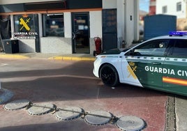 Un vehículo de Guardia Civil en una estación de servicio.