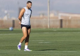 Shon Weissman atiende aparte a un entrenamiento del Granada esta pretemporada.