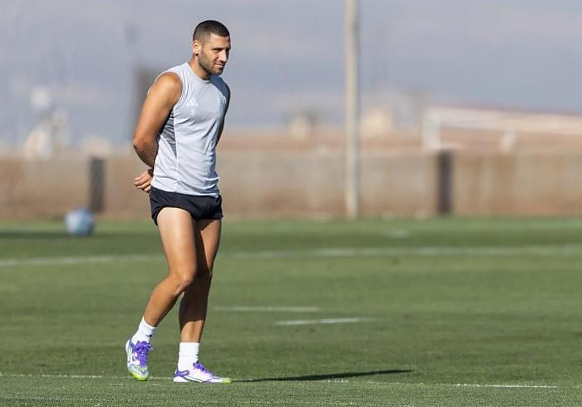 Shon Weissman atiende aparte a un entrenamiento del Granada esta pretemporada.