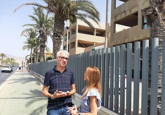 Manuel Vallejo y Soledad Martínez, frente a la Residencia de Mayores de El Zapillo.