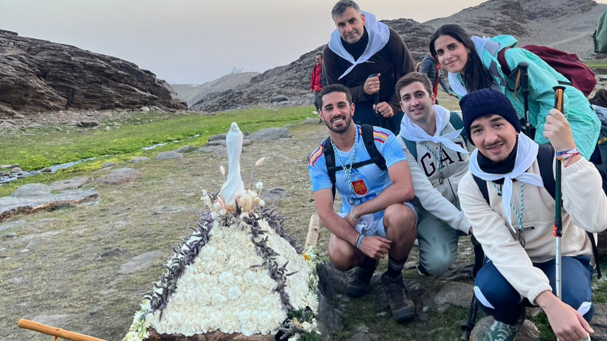 Un grupo de romeros junto a la pequeña Virgen de marmolina que portan durante toda la madrugada camino del Veleta