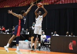 Travis Munnings lanza desde lejos en un partido con la selección de Bahamas frente a Estados Unidos.
