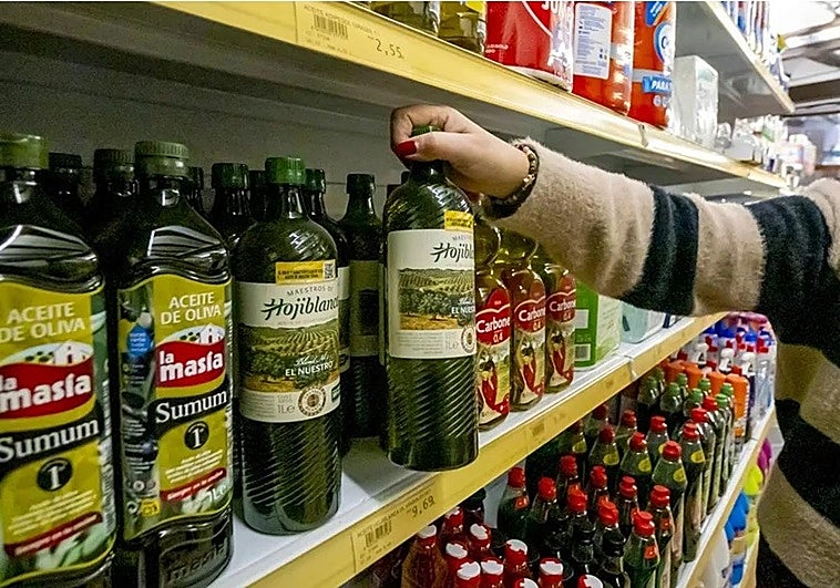 Un olivarero desvela cómo comprar el mejor aceite de oliva del súper: «Agita la botella»