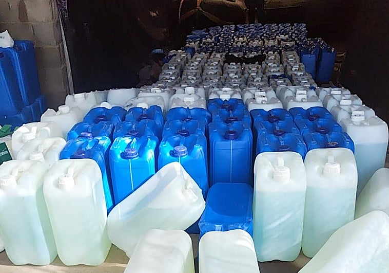 Golpe contra el 'petaqueo' en Poniente: la Guardia Civil incauta más de 10.000 litros de gasolina con un alto riesgo para la seguridad