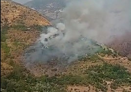 El Infoca moviliza efectivos por tierra y aire para combatir un incendio en Carataunas.