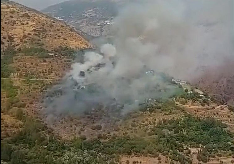 El Infoca moviliza efectivos por tierra y aire para combatir un incendio en Carataunas.