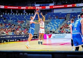 Así anotó Álvaro Cárdenas un triple con España en el Martín Carpena de Málaga.
