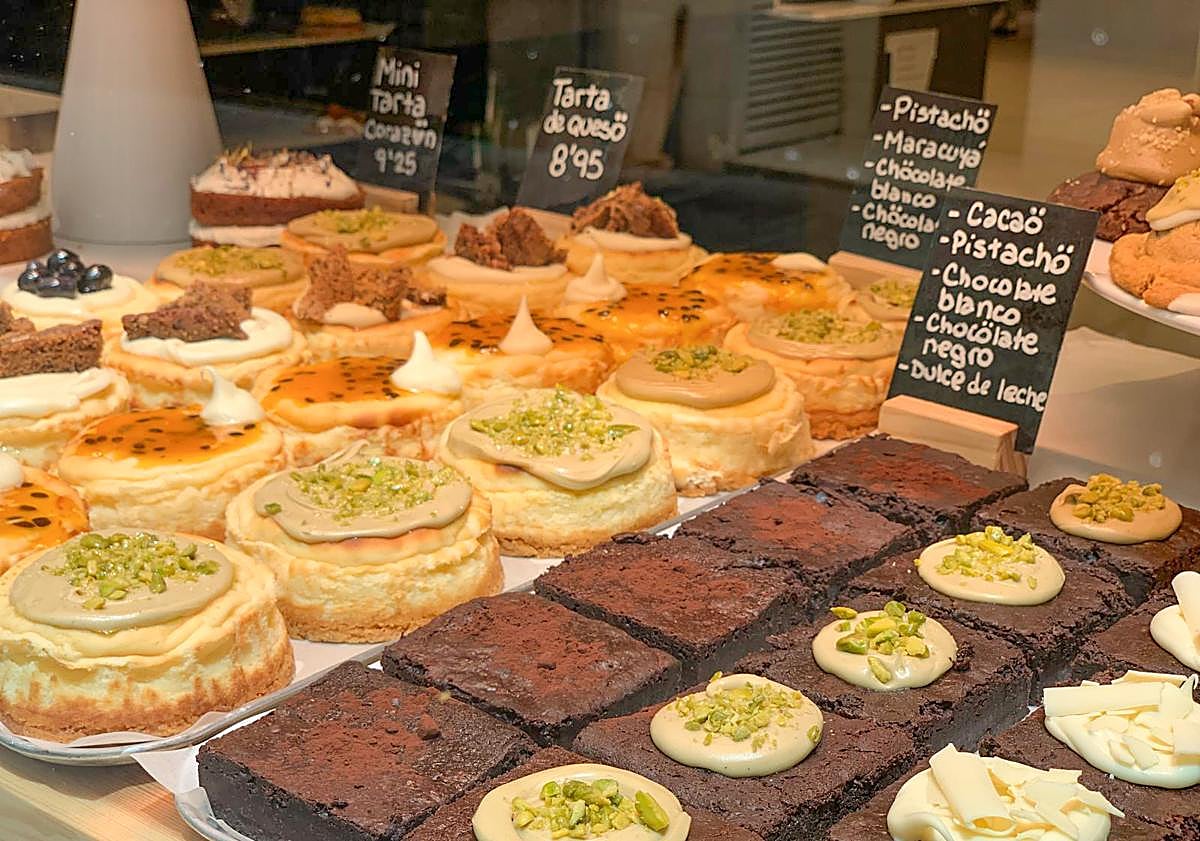 Imagen principal - El paraíso de los celíacos en Granada tiene unos dulces descomunales: «Saben como si llevaran gluten»