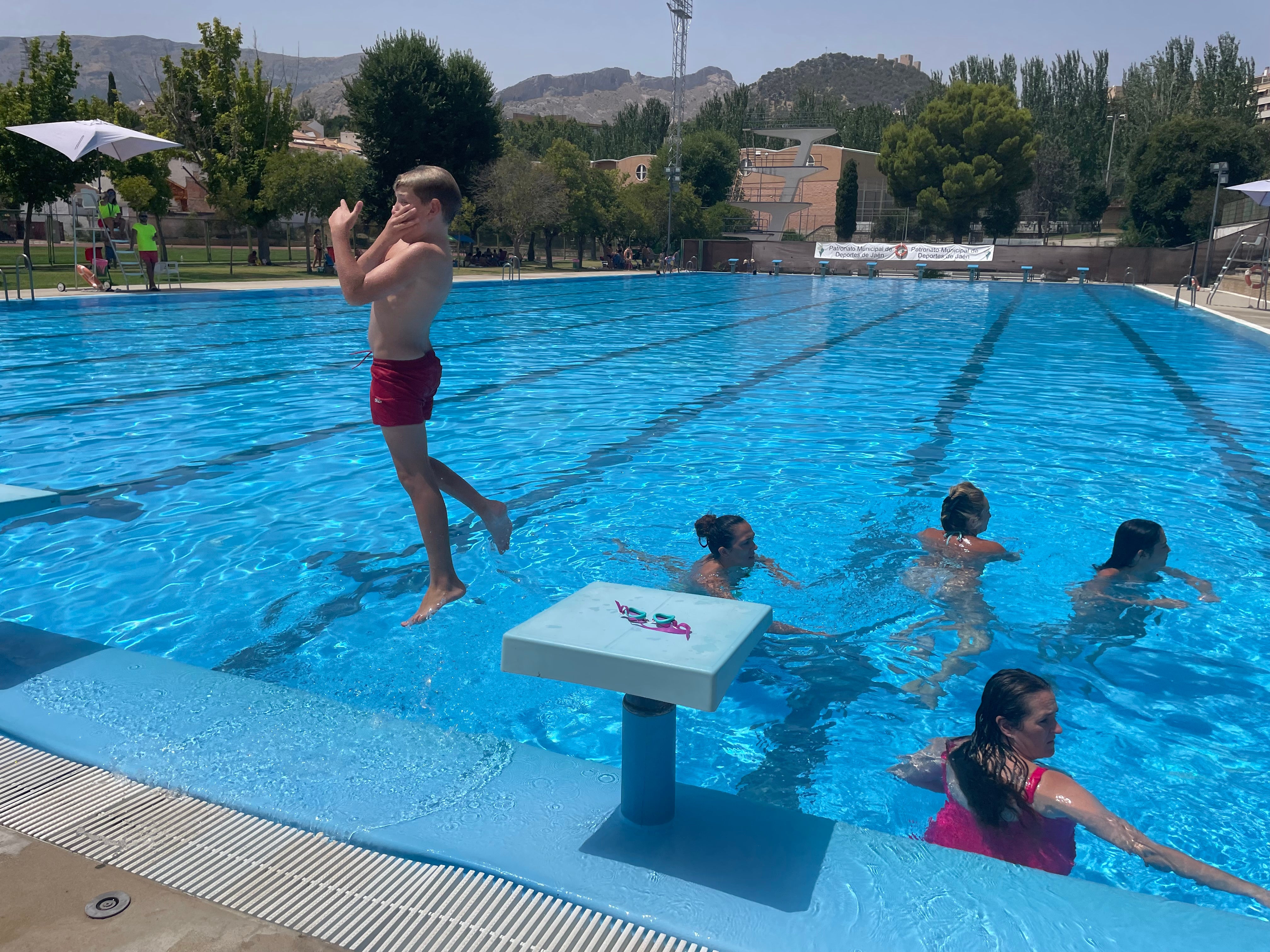 Así capean los jinenses el calor extremo