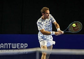 Roberto Carballés devuelve una bola de revés.