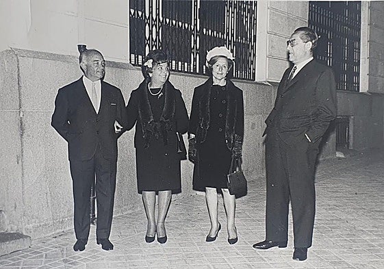 Alfonso Moreno (izquierda) y Luis Rosales (derecha), con sus respectivas esposas, en 1965.