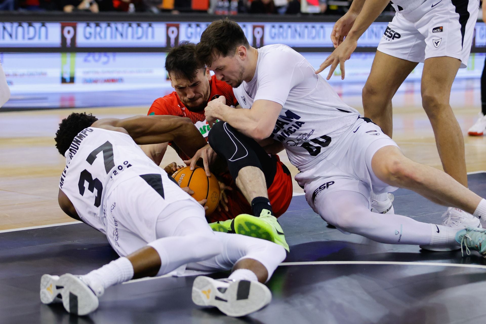 Iván Aurrecoechea lucha por la posesión del balón en el partido contra el UCAM Murcia de la temporada pasada en el Palacio.