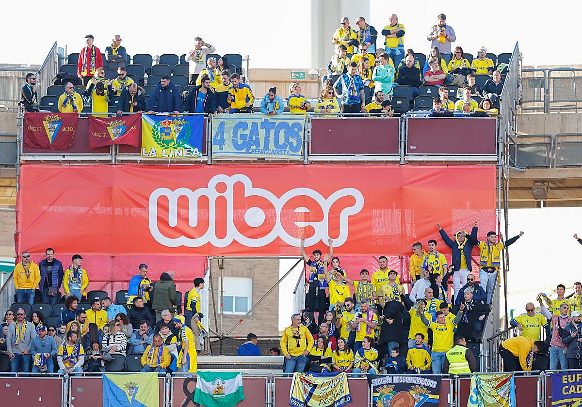 Aficionados del Cádiz durante un partido contra el Granada en Los Cármenes.