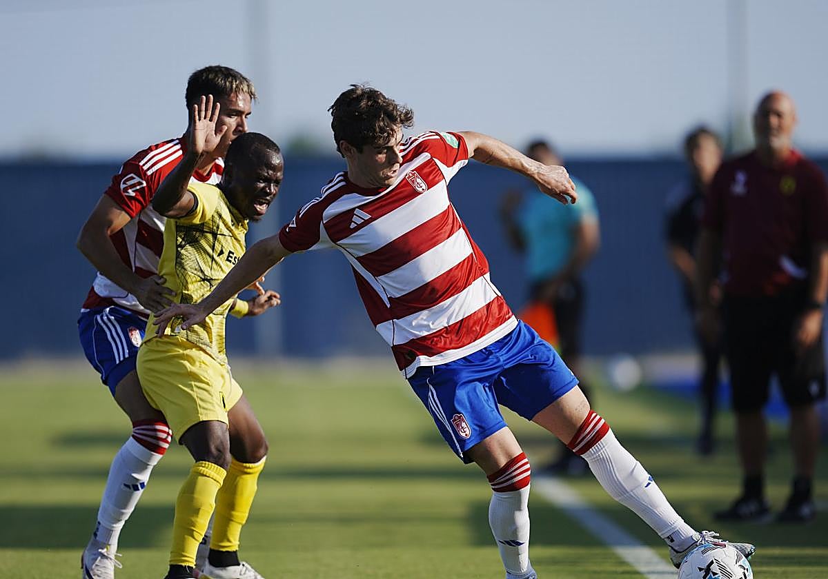 Pablo Sáenz controla un balón sobre la línea de fondo durante el partido amistoso contra el Catar en el Pinatar Arena.