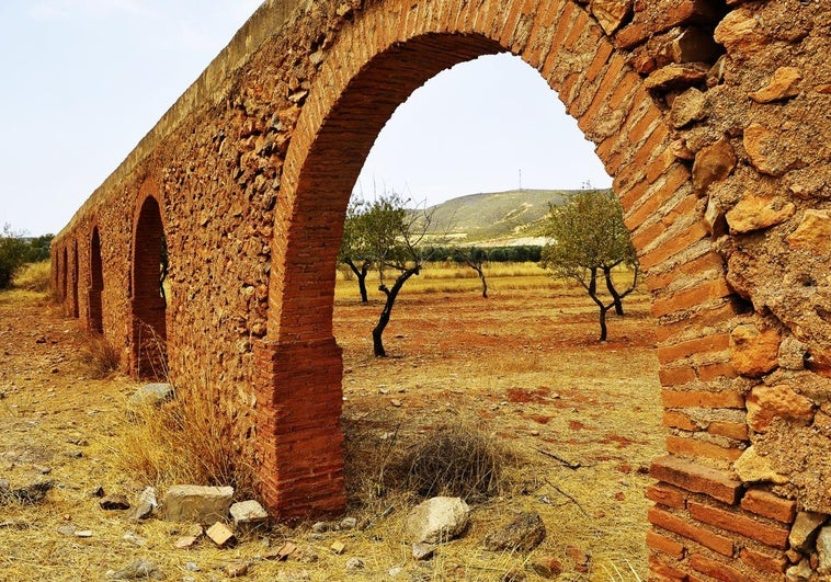 El acueducto de un pueblo de Granada que trasladaba el agua de su laguna a otros lugares