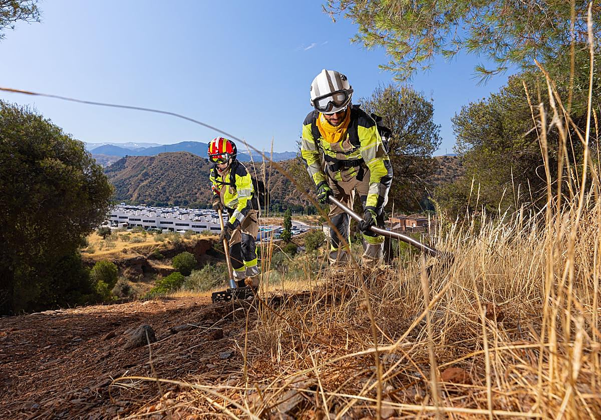 Los bomberos del grupo Grafor son efectivos municipales especializados en incendios forestales.