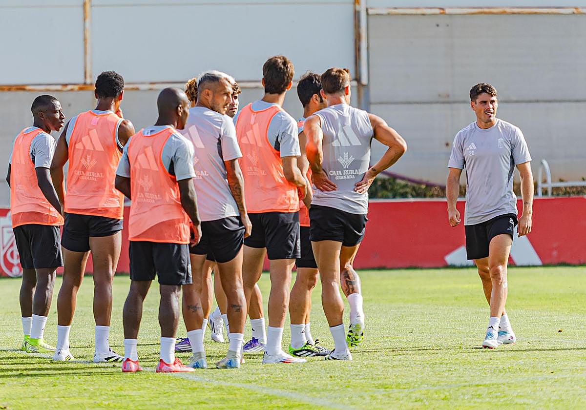 Sergio Ruiz, a la derecha, durante un ejercicio del entrenamiento.
