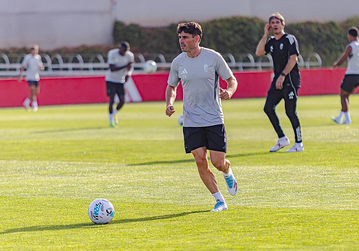 El centrocampista Sergio Ruiz, durante un entrenamiento con el Granada.