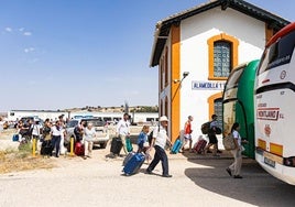 Pasajeros afectados por una incidencia técnica en el tren a Almería, a su paso por la localidad granadina de Alamedilla, este miércoles.