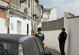 Efectivos de la Guardia Civil vigilan la vivienda donde se ha producido el suceso.