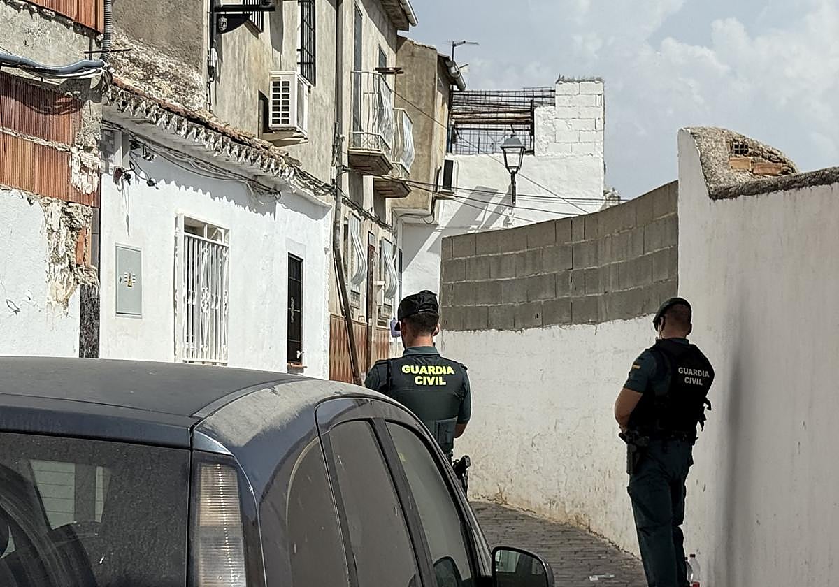 Efectivos de la Guardia Civil vigilan la vivienda donde se ha producido el suceso.