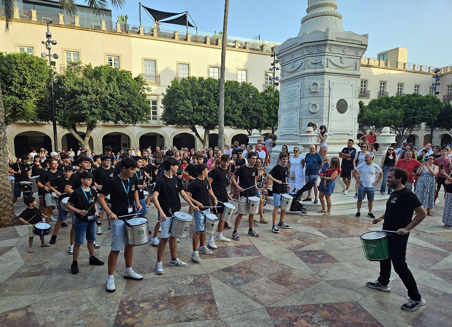 Batucada organizada en la Plaza Vieja.