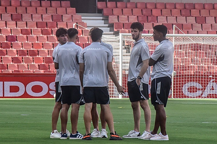 Los jugadores ya pisan el terreno de juego.