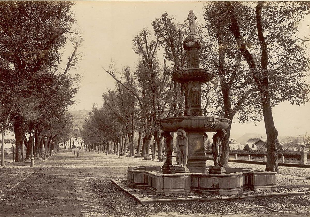 Imagen de la fuente de los Gigantones entre el Salón y la Bomba