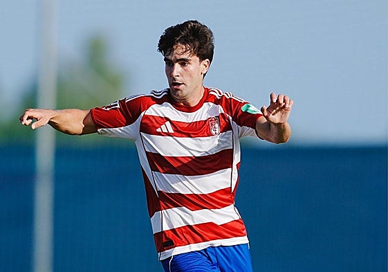 Pedro Alemañ conduce un balón durante el partido amistoso con el Catar.