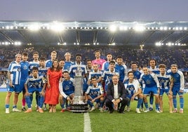 Los futbolistas del Deportivo celebran el trofeo Teresa Herrera.