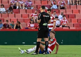 Lucas Boyé se duele sobre el césped de su lesión en la rodilla izquierda.