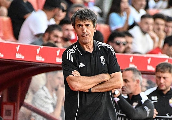 Pacheta, con rostro serio durante el trofeo.