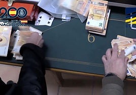 Agentes policiales, en uno de los registros relacionados con esta operación.