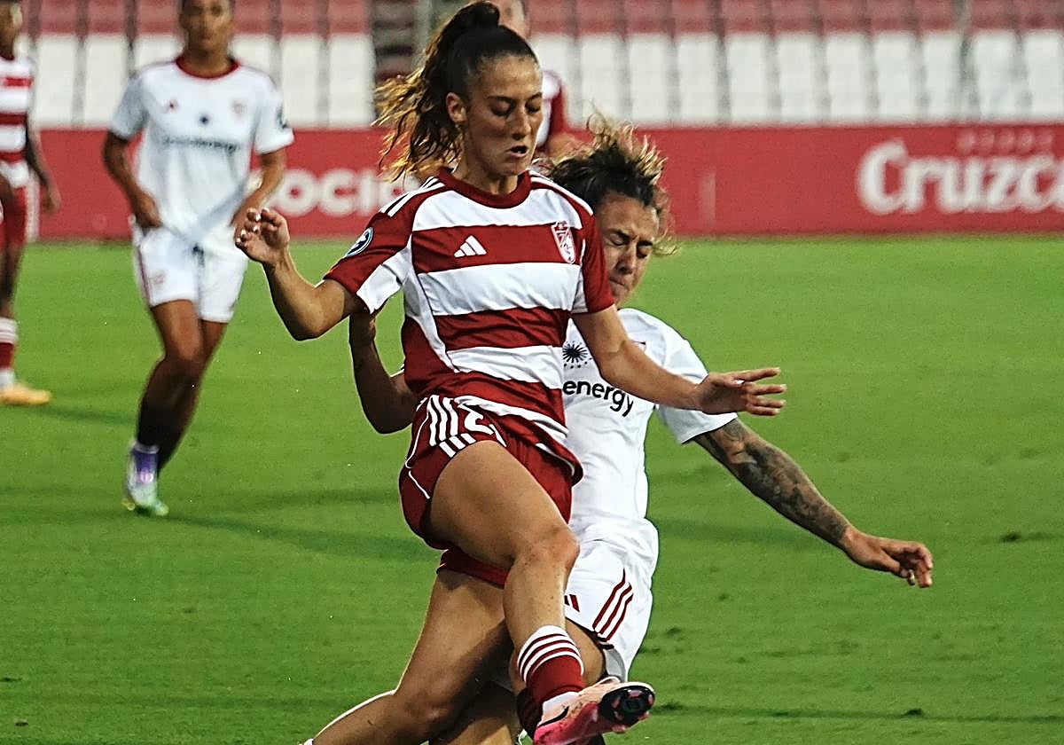 La rojiblanca Vera pelea un balón ante el Sevilla.