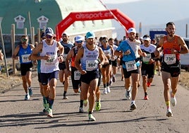 Parte del pelotón a su paso por la Hoya de la Mora.