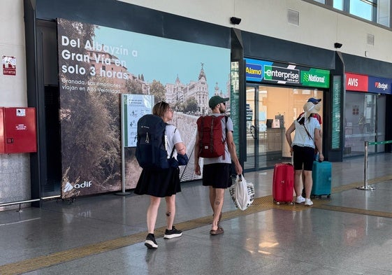 Viajeros en la estación de tren de Granada.