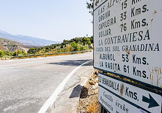 Señalización donde se informa sobre la Costa del Sol granadina.