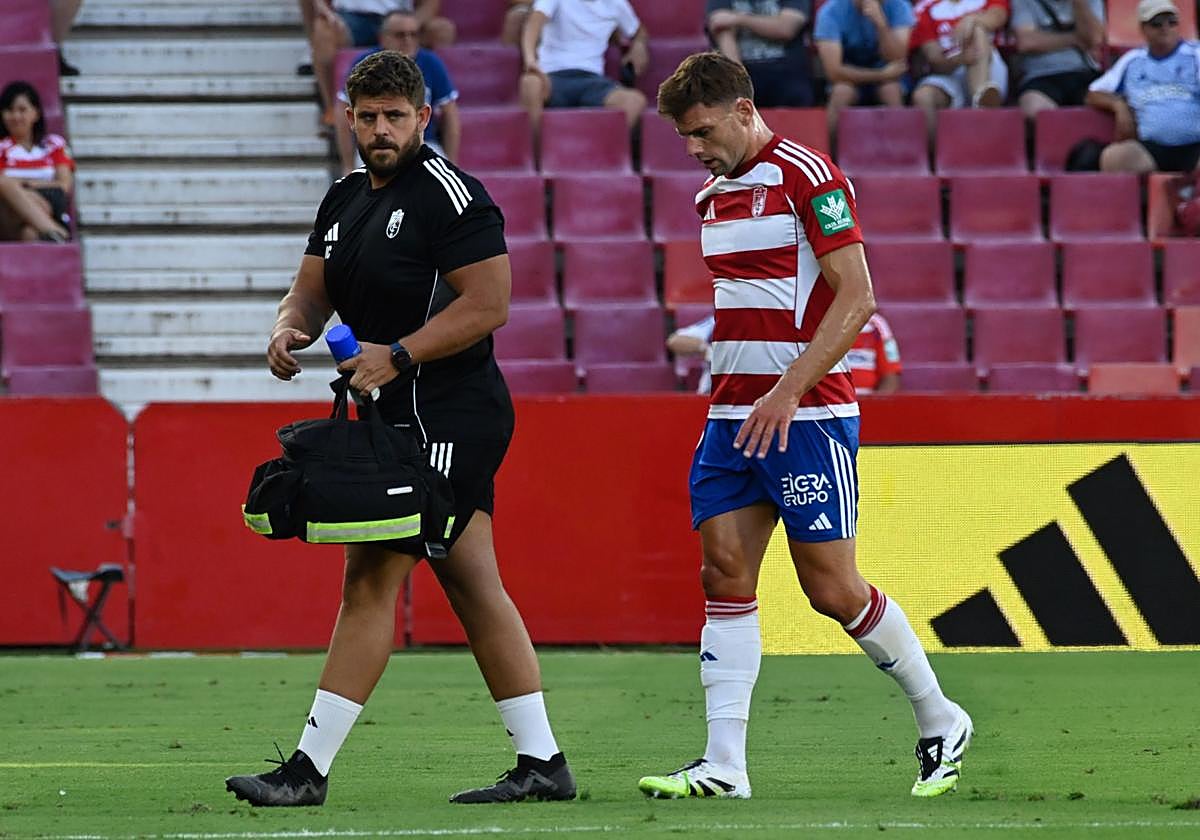 Lucas Boyé abandona el partido por lesión.