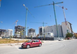 Una de las zonas de expansión de la capital granadina, con bloques de vivienda en construcción, en una imagen de archivo.