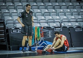Pere Tomàs se abrocha las zapatillas ante el preparador físico, Sergio Sánchez, 'Pinzas'.