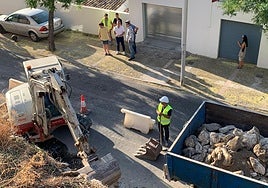 Obras de emergencia tras el derrumbe del muro.